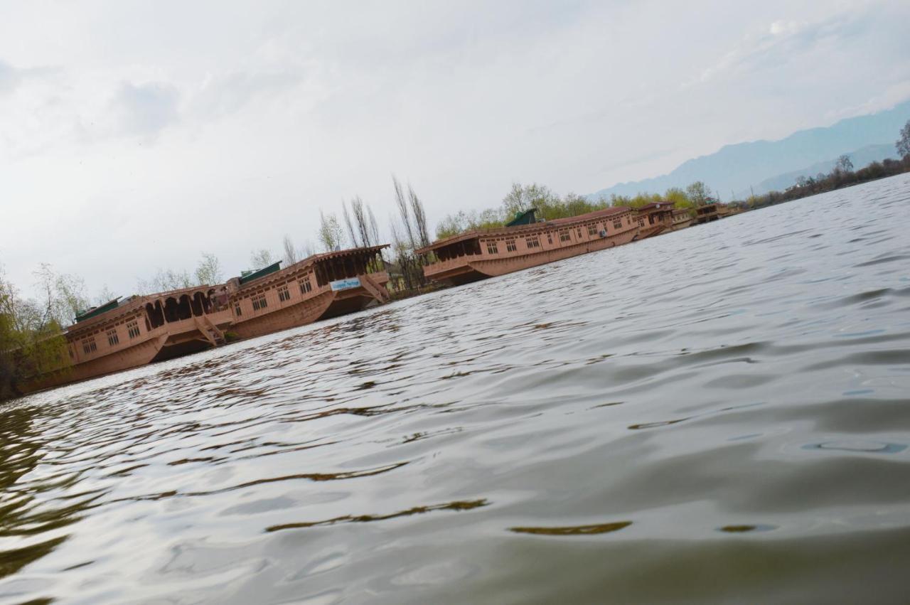 Hotel Wangnoo Heritage Houseboats Srīnagar Exterior foto